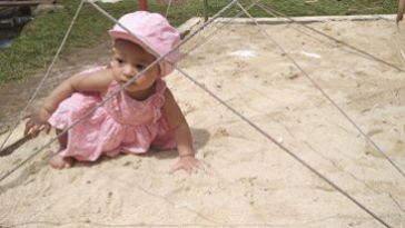 Langkar, anak temanku sedang asyik main pasir (dok. Trisa Melati)